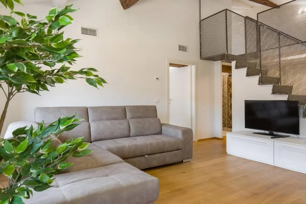 Апартаменты Luxury Design Apt With Amazing View Верона