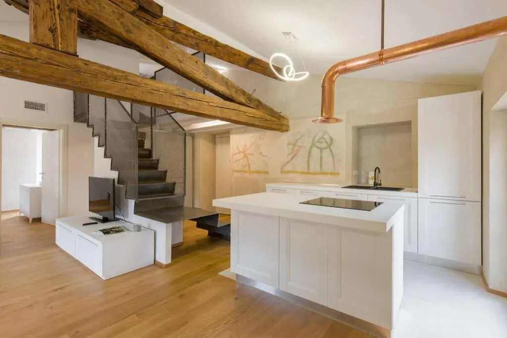 Апартаменты Luxury Design Apt With Amazing View Верона